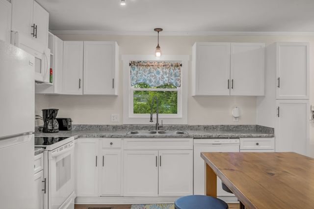 206 Murphree Ave, Waverly, TN 37185