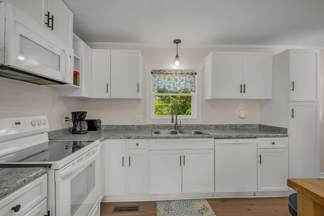 206 Murphree Ave, Waverly, TN 37185