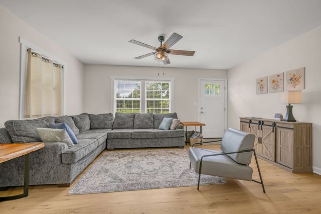 206 Murphree Ave, Waverly, TN 37185