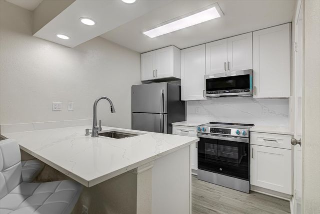 8201 Richmond Avenue 10, Houston, TX 77063