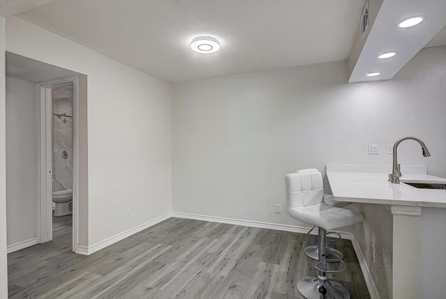 8201 Richmond Avenue 10, Houston, TX 77063