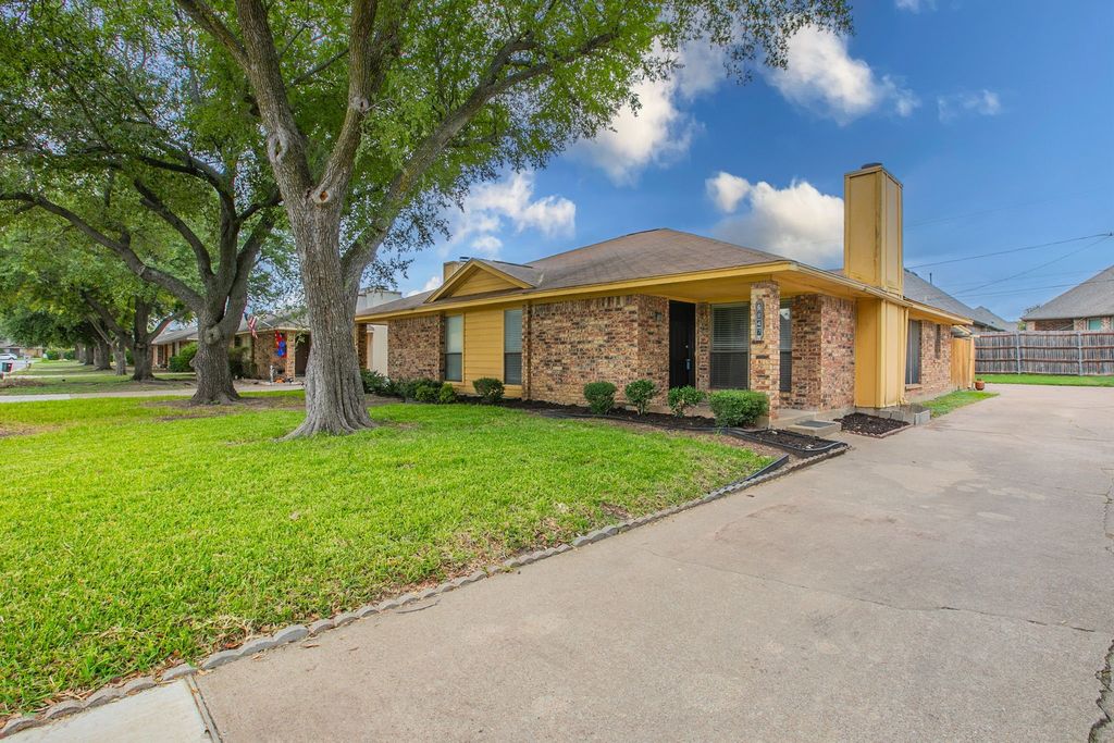 6847 Sierra Drive, North Richland Hills, TX 76180 — exterior