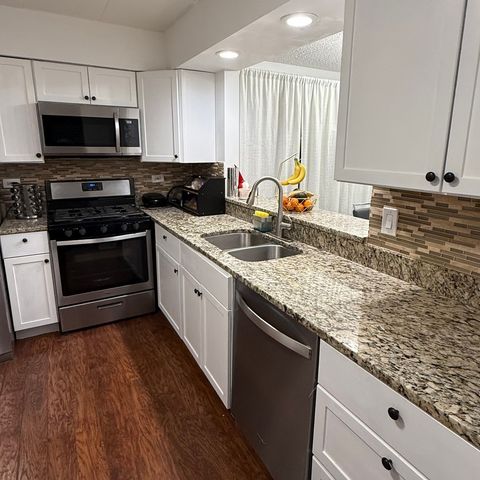 47 W Pier Drive 102, Westmont, IL 60559