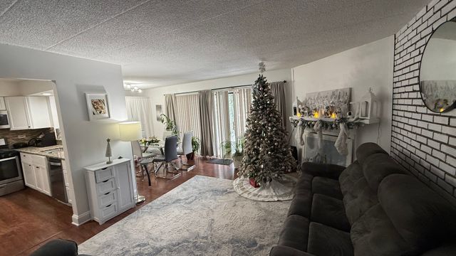 47 W Pier Drive 102, Westmont, IL 60559