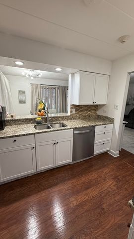 47 W Pier Drive 102, Westmont, IL 60559