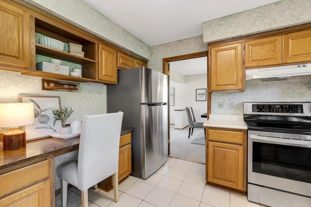 18120 Le Chateau DRIVE, Brookfield, WI 53045