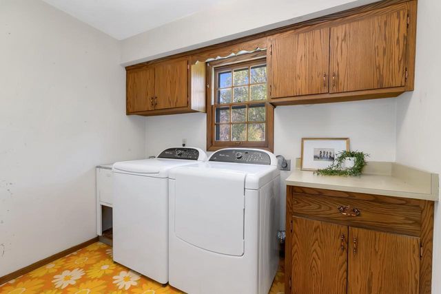 18120 Le Chateau DRIVE, Brookfield, WI 53045