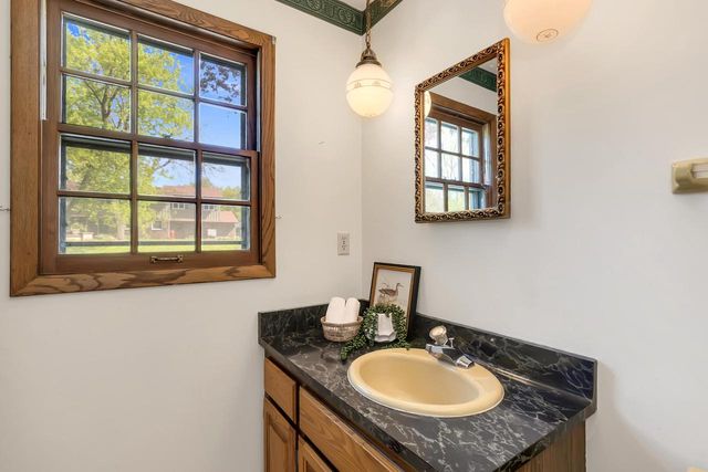 18120 Le Chateau DRIVE, Brookfield, WI 53045