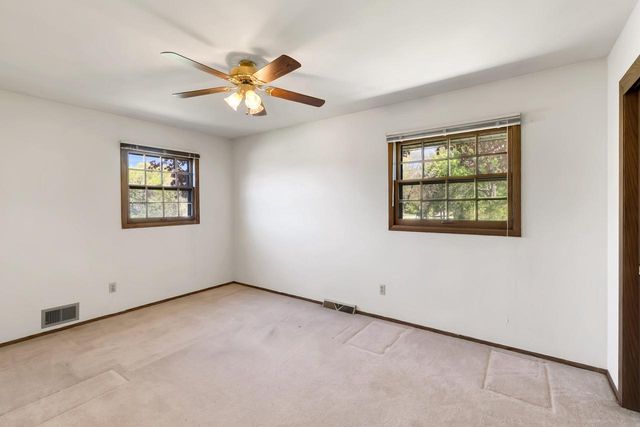 18120 Le Chateau DRIVE, Brookfield, WI 53045