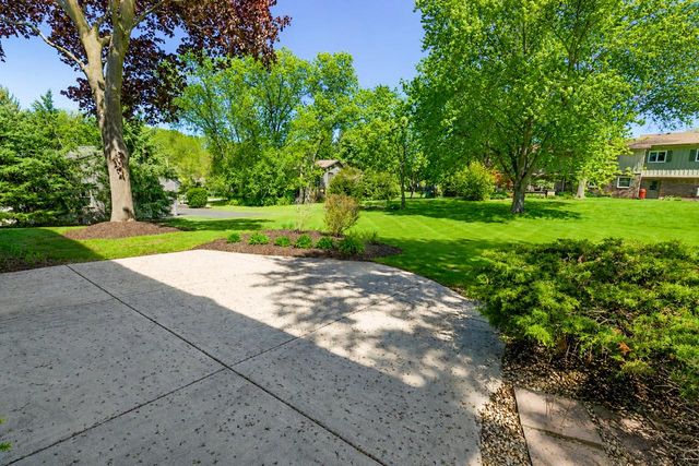 18120 Le Chateau DRIVE, Brookfield, WI 53045