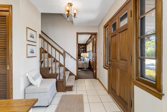 18120 Le Chateau DRIVE, Brookfield, WI 53045