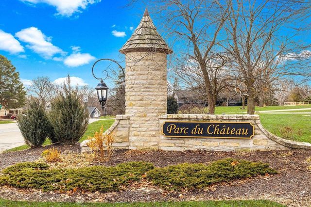 18120 Le Chateau DRIVE, Brookfield, WI 53045