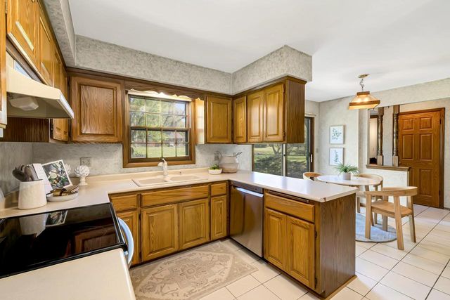 18120 Le Chateau DRIVE, Brookfield, WI 53045