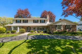 18120 Le Chateau DRIVE, Brookfield, WI 53045