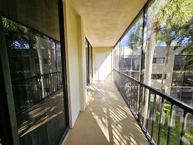 5220 Las Verdes Circle 317, Delray Beach, FL 33484
