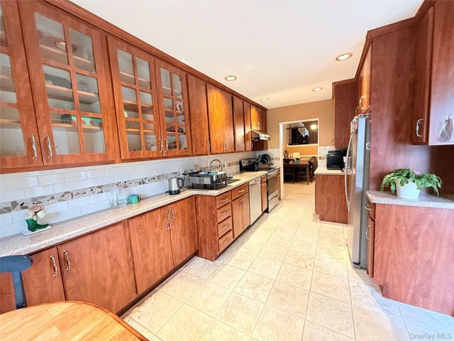 21 Manors Drive, Jericho, NY 11753