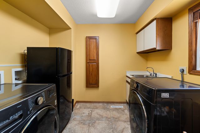 8620 Horton Circle, Urbandale, IA 50322