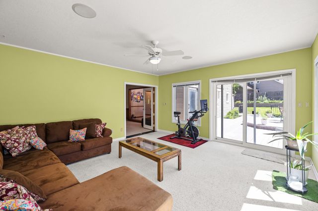 8620 Horton Circle, Urbandale, IA 50322