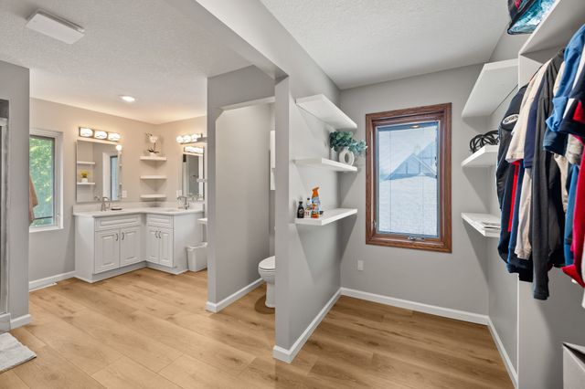 8620 Horton Circle, Urbandale, IA 50322