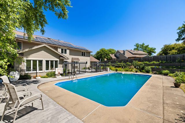8620 Horton Circle, Urbandale, IA 50322