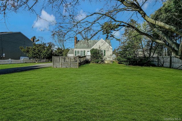 11 Doxsee Place, Islip, NY 11751