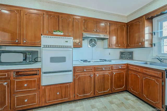 11 Doxsee Place, Islip, NY 11751