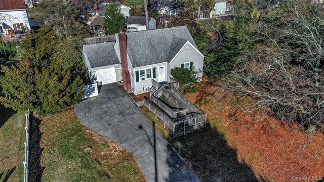 11 Doxsee Place, Islip, NY 11751