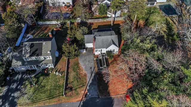 11 Doxsee Place, Islip, NY 11751