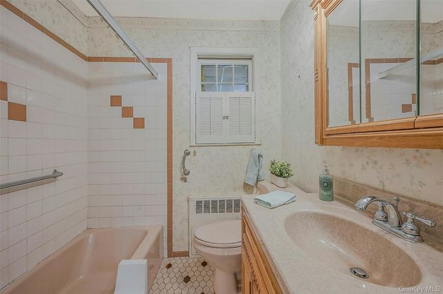 11 Doxsee Place, Islip, NY 11751