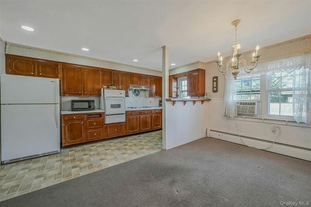 11 Doxsee Place, Islip, NY 11751