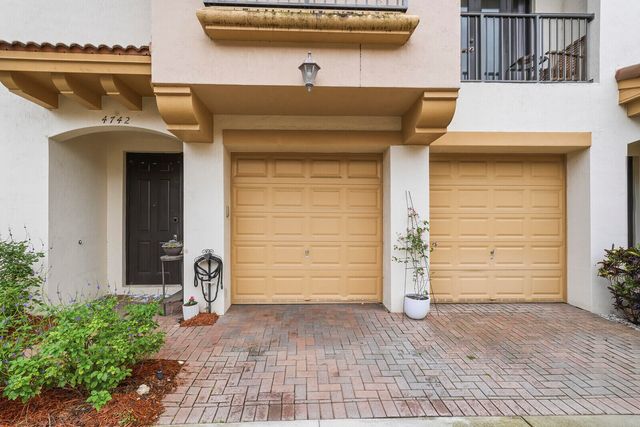 4742 Grand Cypress Circle N, Coconut Creek, FL 33073