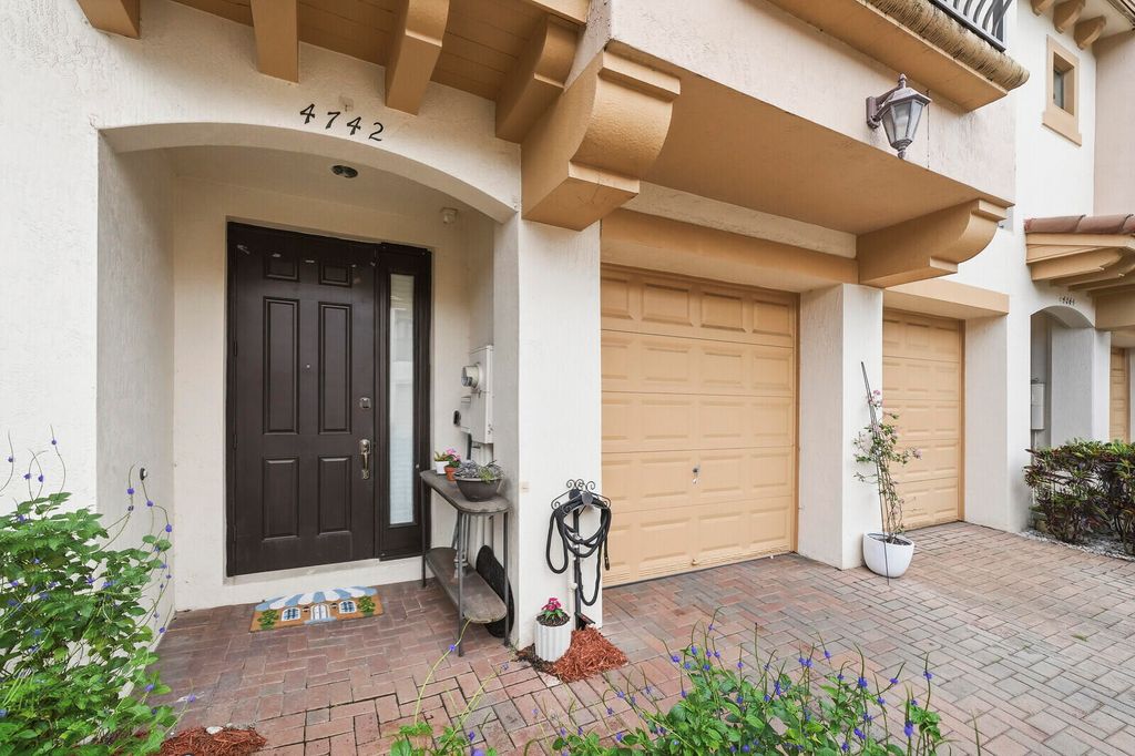 4742 Grand Cypress Circle N, Coconut Creek, FL 33073
