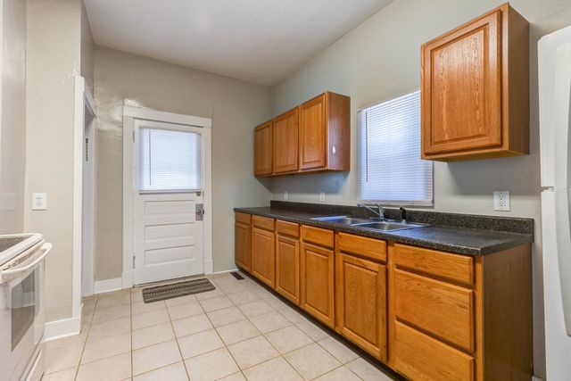 818 Gypsum Ave, Salina, KS 67401