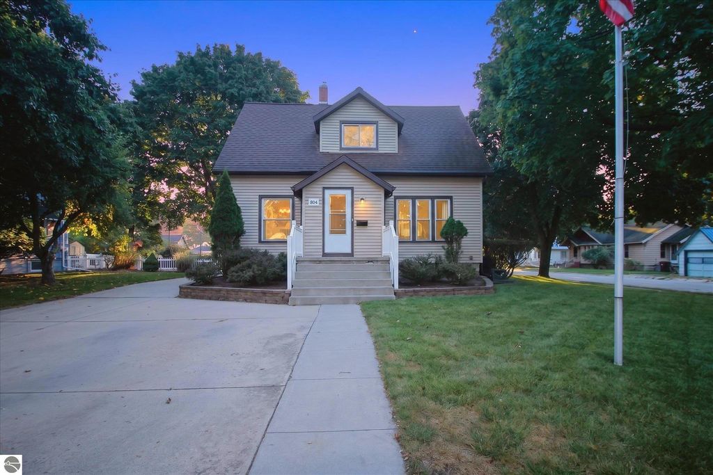 Image 1 of property listing at 804 N River Avenue, Alma, MI 48801
