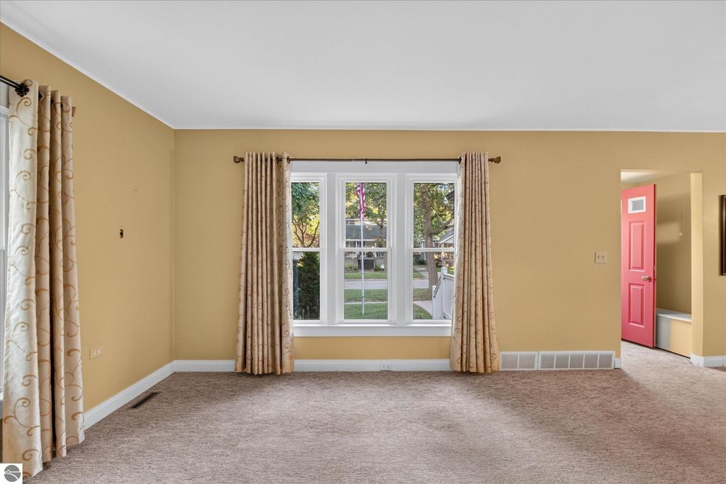 Image 11 of property listing at 804 N River Avenue, Alma, MI 48801
