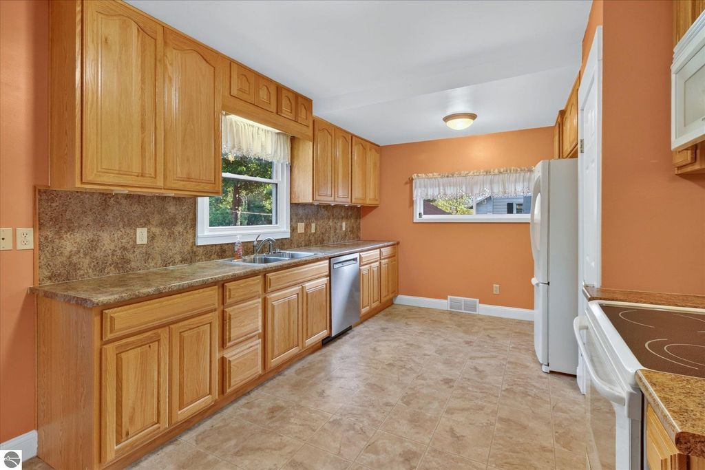 Image 14 of property listing at 804 N River Avenue, Alma, MI 48801