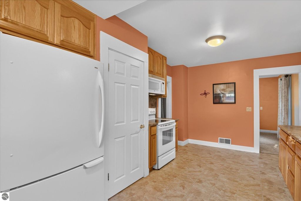 Image 15 of property listing at 804 N River Avenue, Alma, MI 48801
