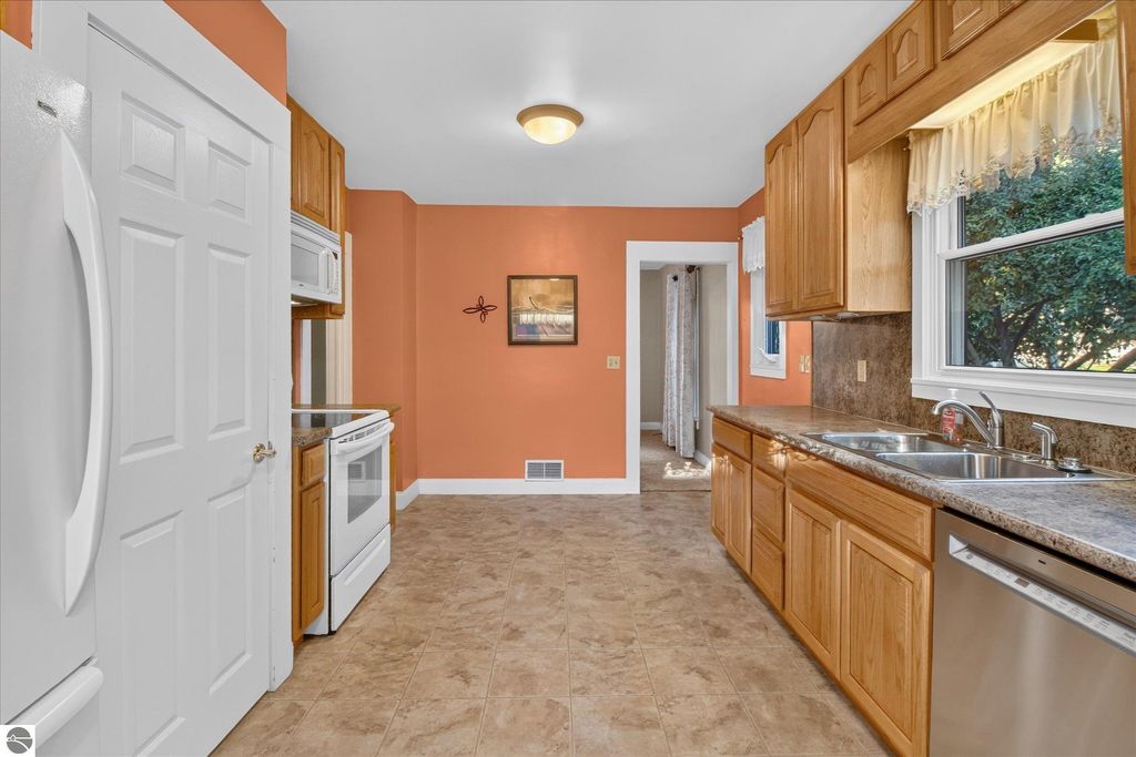 Image 16 of property listing at 804 N River Avenue, Alma, MI 48801