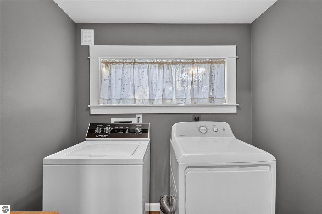 Image 17 of property listing at 804 N River Avenue, Alma, MI 48801