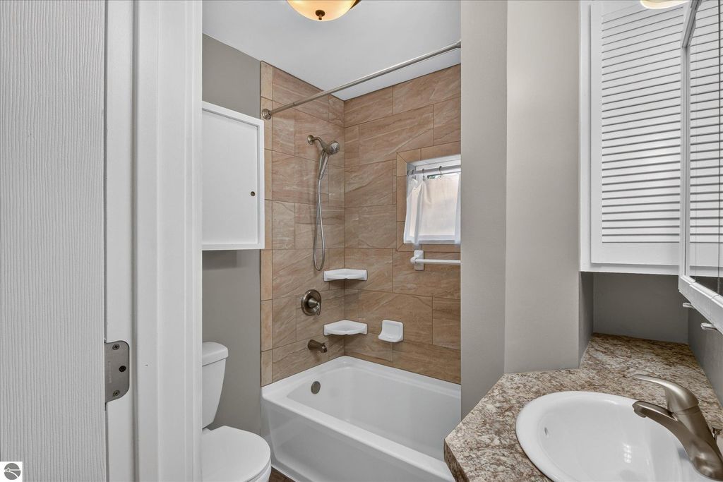 Image 20 of property listing at 804 N River Avenue, Alma, MI 48801