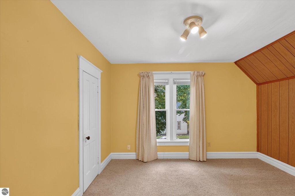 Image 32 of property listing at 804 N River Avenue, Alma, MI 48801