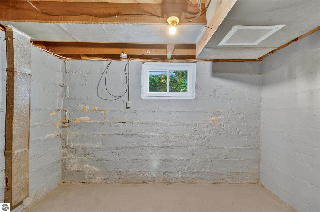 Image 38 of property listing at 804 N River Avenue, Alma, MI 48801