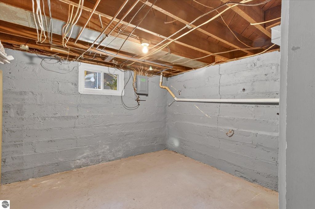 Image 39 of property listing at 804 N River Avenue, Alma, MI 48801