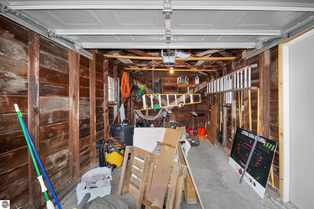 Image 40 of property listing at 804 N River Avenue, Alma, MI 48801