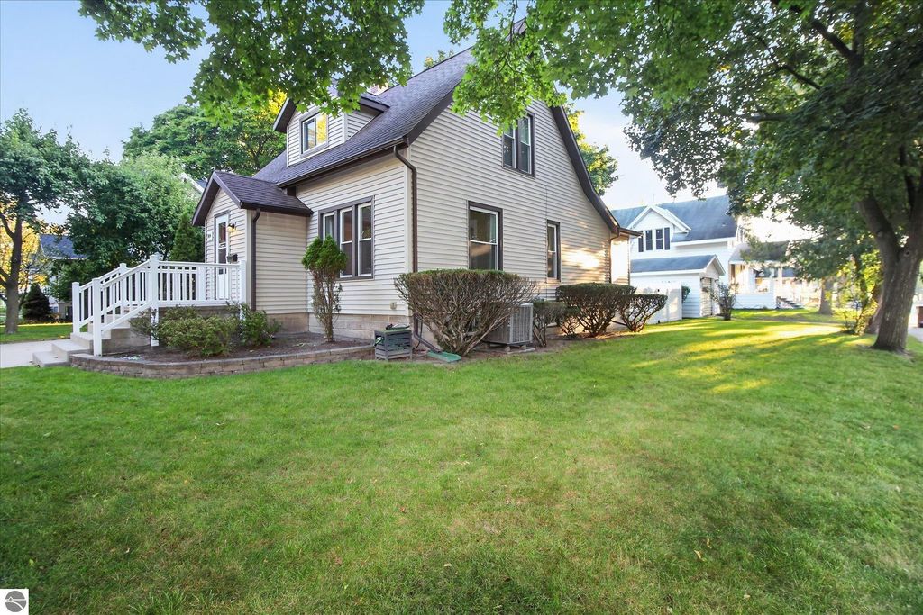 Image 5 of property listing at 804 N River Avenue, Alma, MI 48801