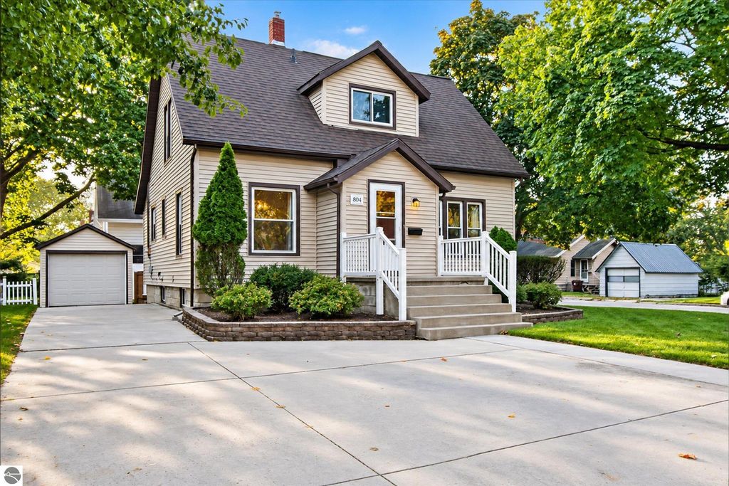 Image 6 of property listing at 804 N River Avenue, Alma, MI 48801