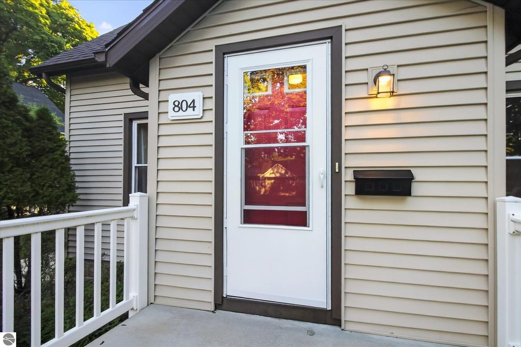 Image 7 of property listing at 804 N River Avenue, Alma, MI 48801