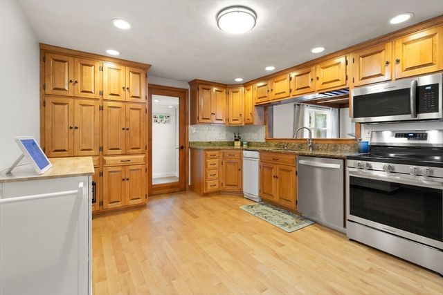 11 Old Farm Rd, Beverly, MA 01915