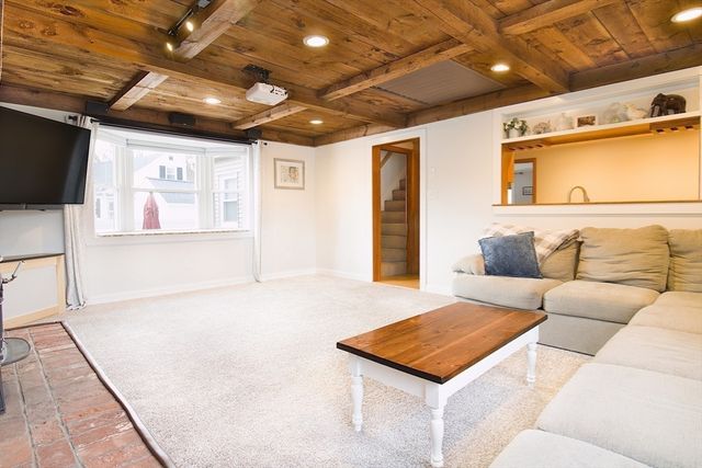 11 Old Farm Rd, Beverly, MA 01915
