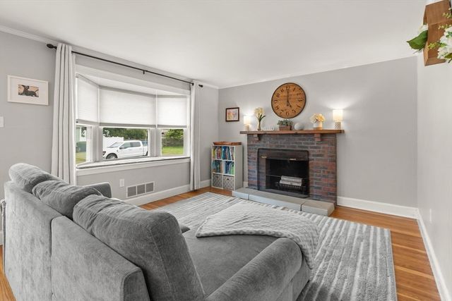 11 Old Farm Rd, Beverly, MA 01915